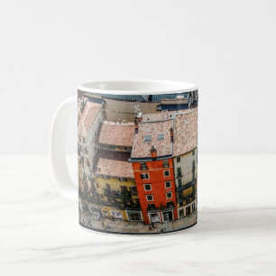 Ovanför färgade fasader av byggnad kaffemugg