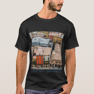 Ovanför färgade fasader av byggnad t shirt