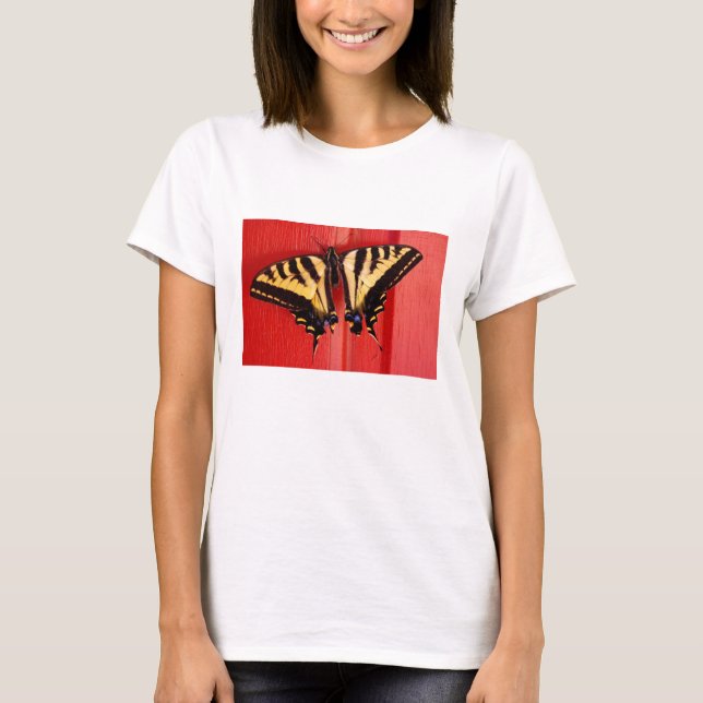 ovanlig bakgrundsswallowtailfjäril t-shirt (Framsida)