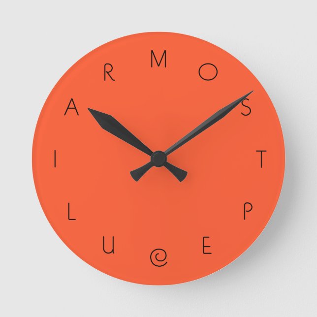 Ovanlig, märklig Red Orange Large Brev Rund Klocka (Framsida)