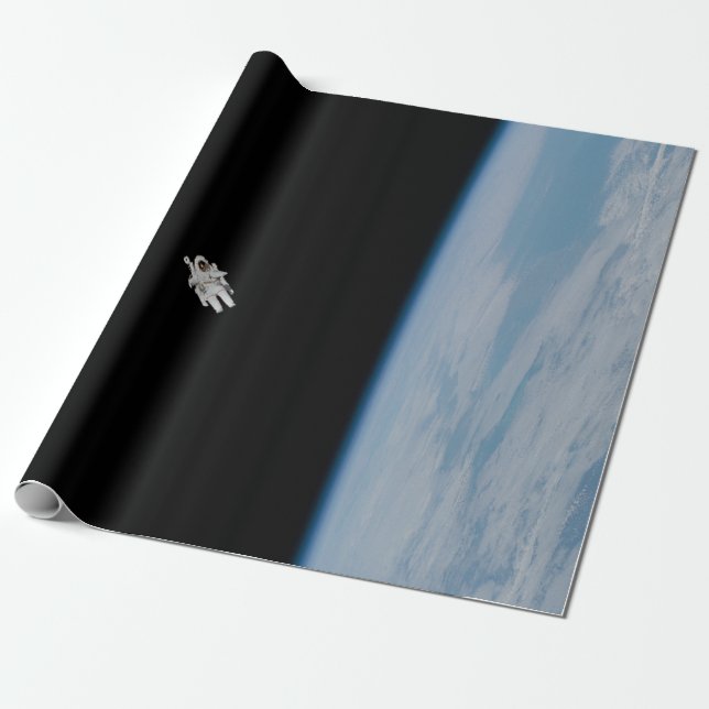 Ovannämnd jord för astronautSpacewalking Presentpapper (Utrullad)