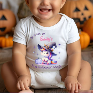 Ovärdiga Unicorn Girls första Halloween med Namn T Shirt