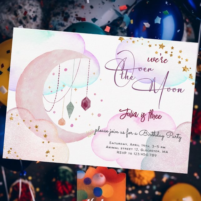 Över den vackra pastellen barns födelsedag vid mån inbjudningar (Skapare uppladdad)