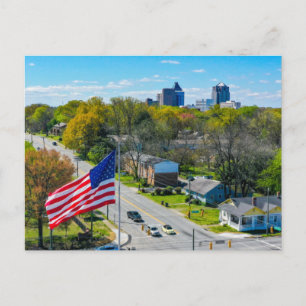 Över Greensboro, NC-skylin med amerikansk Flagga Helg Vykort