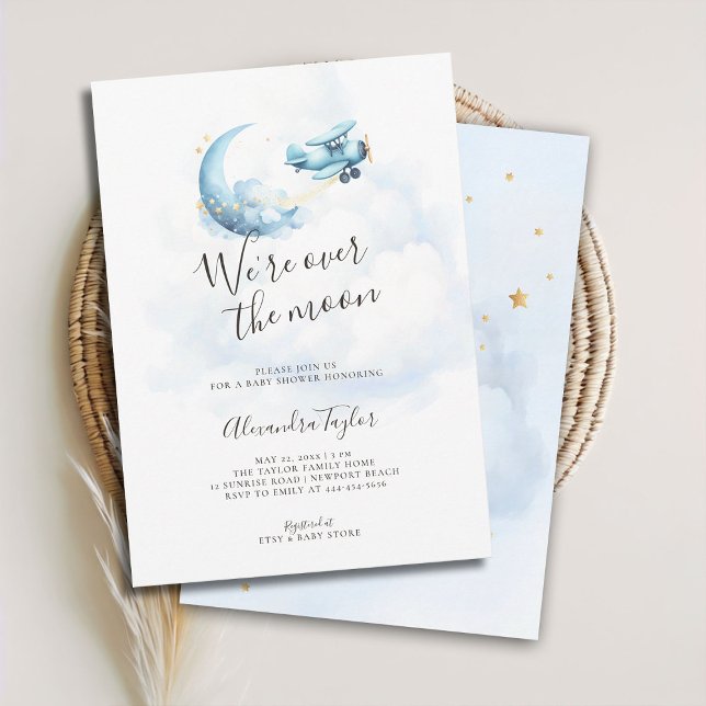 Över Måne Blue Clouds Airplan Pojke Shower Inbjudningar (over the moon baby boy shower invitation airplane blue clouds gold stars watercolor cute sweet toy)