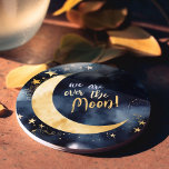 Över Måne kelestial Baby Shower Stars Space Underlägg Papper Rund<br><div class="desc">Vi firar att en ny liten stjärna har anlänt med den här fantastiska pappra underläggen för babyduschen, med en strålande guldfärgad måne och skuggande stjärnor på en djup blå bakgrund, som alla är vackert återgivna i vattenfärger. Huvudet "Vi är över Måne!" tillför en gnutta glädje och upphetsning till det berömda...</div>