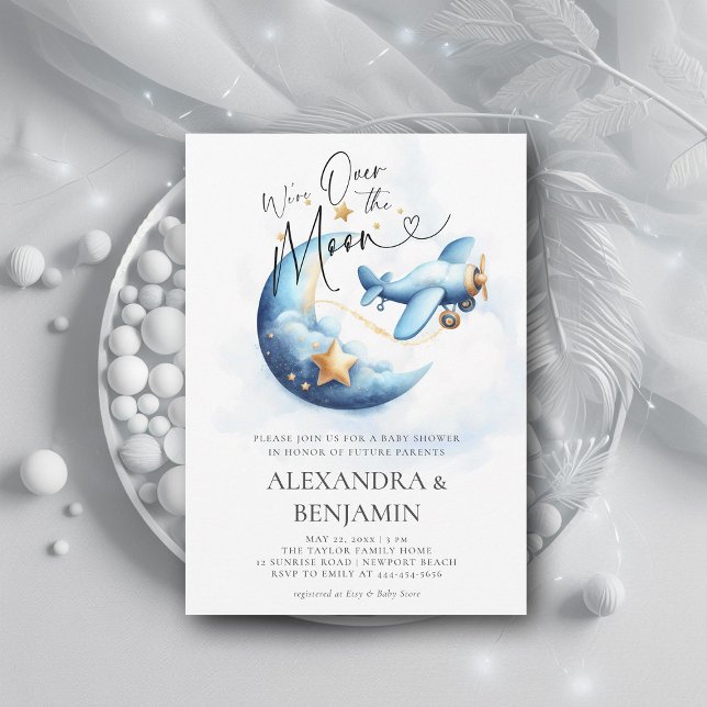 Över Måne Stars flygplansskö med kod Pojke Inbjudningar (over the moon baby shower invitation boy toy airplane moon stars watercolor cute adorable coed )
