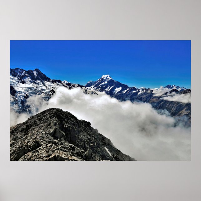 Över molnen på Mt Ollivier Poster (Framsidan)