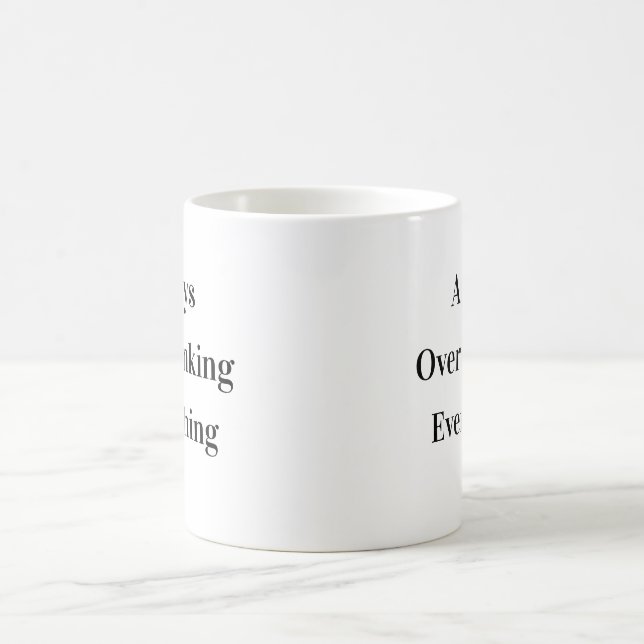 Överanalyserar Klassisk Rolig Mugg (Center)