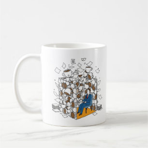 Överarbetad kontorsarbetare som drunknar i kaffeko kaffemugg