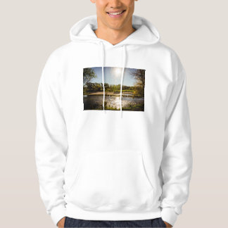 Överblick av banker av en flod med klar himmel sweatshirt