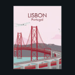 Överbron över floden Tagus i vintage stil Vykort<br><div class="desc">Detta är ett exempel på den gamla bron i Lissabon vid solnedgång i rosa hues. Den 25:e bron i Abril eller den 25:e bron i april, portugisiska, är en upphängningsbro som förbinder Lissabon, Portugals huvudstad, med Almada på den lämnat (södra) stranden av floden Tagus. Bron invigdes 1966 och hette Salazar...</div>