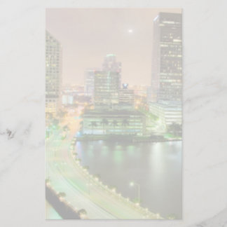 Överbrygga blytak över waterwayen till i stadens brevpapper