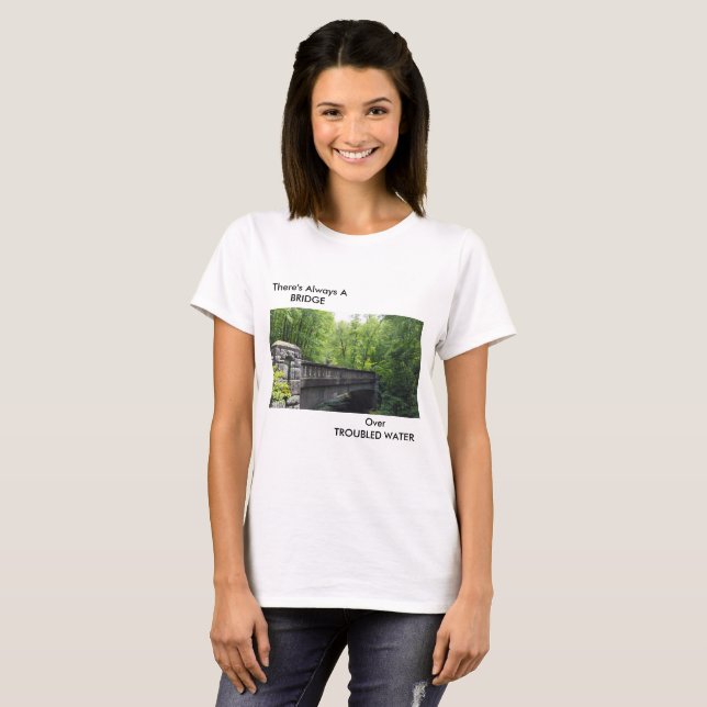 ÖVERBRYGGA LANDSKAP MED TEXT TEE SHIRT (Hel framsida)