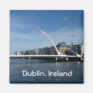 Överbrygga över den Dublin Irland flodmagneten Magnet
