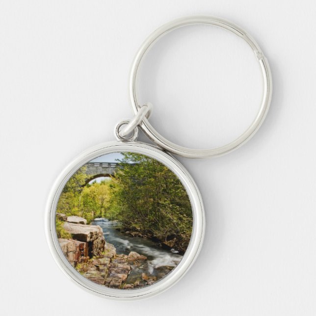 Överbrygga över floden rund silverfärgad nyckelring (Framsidan)