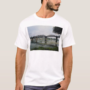 Överbrygga på floden Kwai, Kanchanaburi, Thailan T Shirt