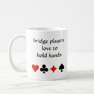 Överbrygga spelarekärlek att rymma händer kaffemugg