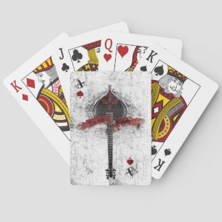 Överdängare av spadar som leker kort spel kort