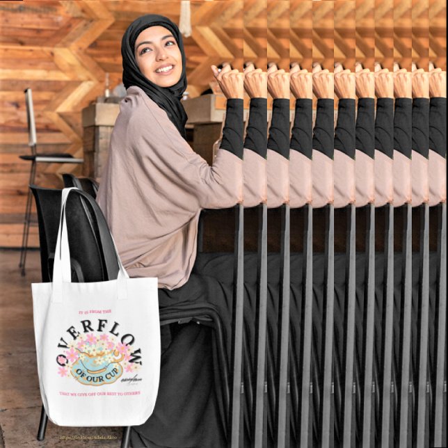 OVERFLOW TOTE designad av Adiela Akoo Jumbo Tygkasse (OVERFLOW Tote by Poet Adiela Akoo bcoz that's when we give off our best. Love it? GET it!)