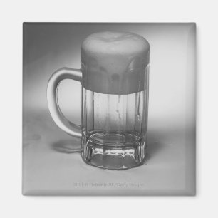 Överfyllningsglas av öl magnet