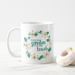 Övergång till trädgården som du kan röra vid vatte kaffemugg
