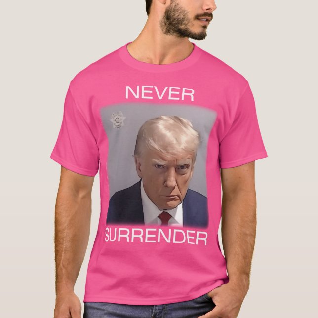 Överge aldrig - Trump Mugshot (vit text) T Shirt (Framsida)