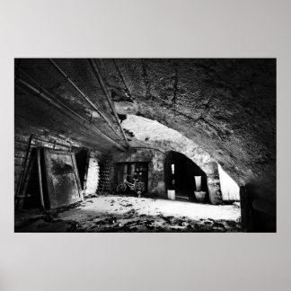 Övergiven Basement Poster
