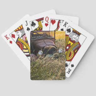 Övergiven gammal bil i högväxt gräs spel kort