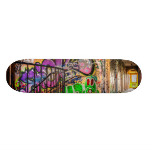 Övergiven grafittigatakonst bygga skateboarden mini skateboard bräda 18,5 cm