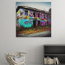 Övergiven hus med färgglada graffiti