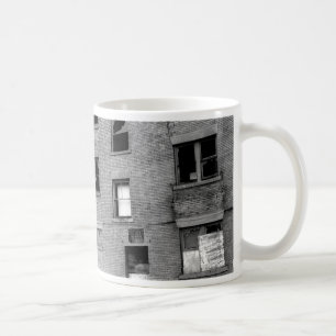 Övergiven lägenhet till salu kaffemugg