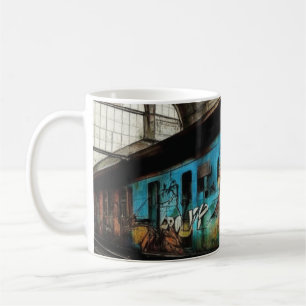 Övergiven tåg med graffiti urban street art kaffemugg
