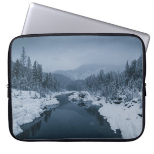 ÖVERGRUNDADE AV SNÖ SOM OMFATTAS AV FÄLT MED GRÄS LAPTOP FODRAL