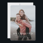 Överhoppat fotodatum för lodrät spara helgdag spara datumet<br><div class="desc">Om du är överlycklig över den här julhelgen är det här lodrät med ett fotokort perfekt för att meddela glatta nyheter - förlovning, bröllop, gravid, baby. Den är mångsidig och innehåller en vit speglad baksida som kan anpassas efter ditt val av färg (klicka på knappen "anpassa" för att få åtkomst...</div>