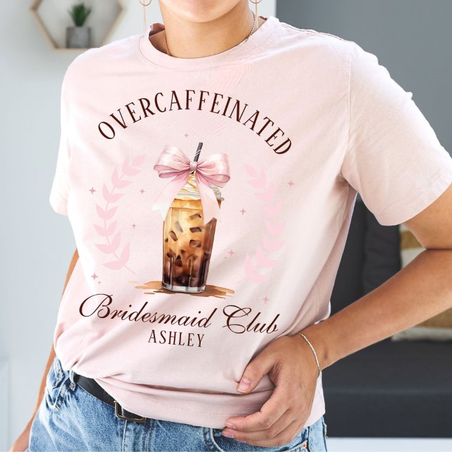Överkaffegjord Brudtärna Klubb Namn Iced Coffee T Shirt (Funny cute Overcaffeinated Bridesmaid Club pink wedding tshirt, custom name coquette iced coffee bow)