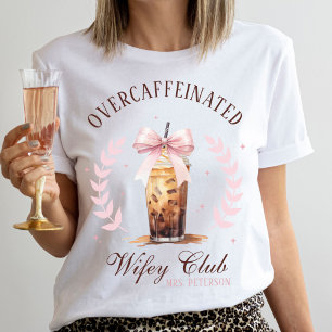 Överkoffeinerad wifey Klubb Iced Coffee Bow Mrs. T Shirt