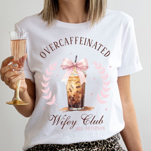 Överkoffeinerad wifey Klubb Iced Coffee Bow Mrs. T Shirt (Funny bride cute Overcaffeinated Wifey Club white wedding t-shirt, MRS name coquette coffee bow)