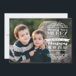 Överlägg Typografiskt julfoto Hälsning Julkort<br><div class="desc">Överlägg med en mycket lätt skugga och text på högerna, förvandlar bild till ditt professionellt tryckta gratulationskort. Rustik vintage typografisk ritytans effekttext, med anpassningsbarnas foto, namn och år framtill, med en jämn ritbordseffekt utskriven på baksidan. Använda ett färg-foto. Trendig grått med färsk, vit, handskriven stil är ett modernt tema för...</div>