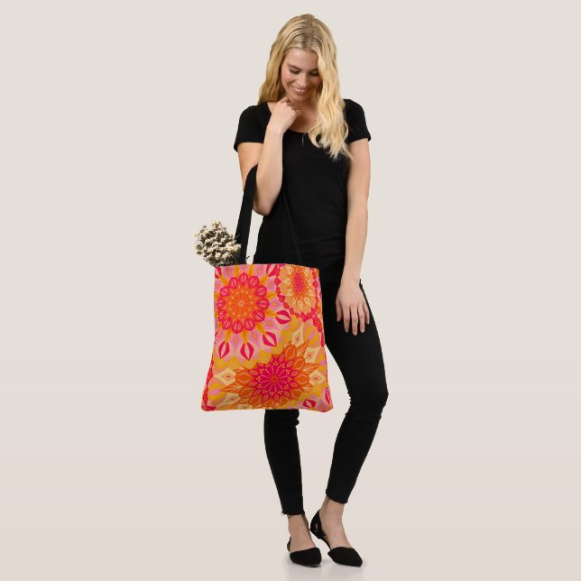 Överlappande Mandala Orange Rosa Gul Tygkasse (På modell)