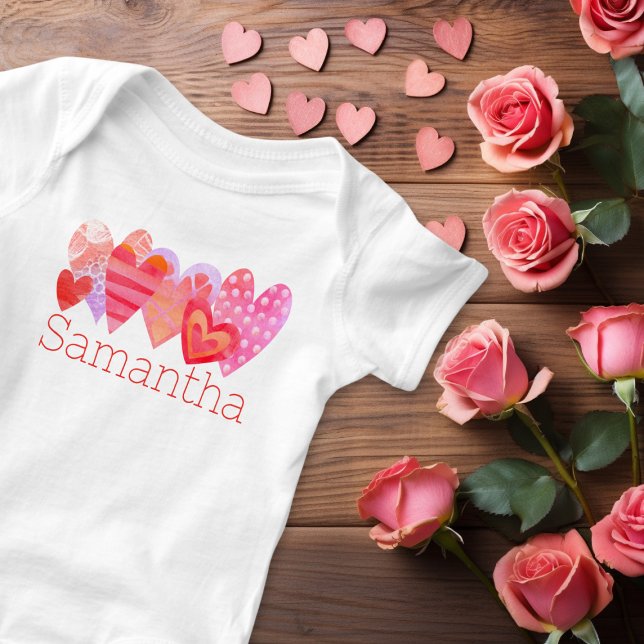 Överlappande vattenfärgsfönster t shirt (Our Watercolor Overlapping Hearts Custom Name Baby Bodysuit makes an adorable Valentine's gift.)