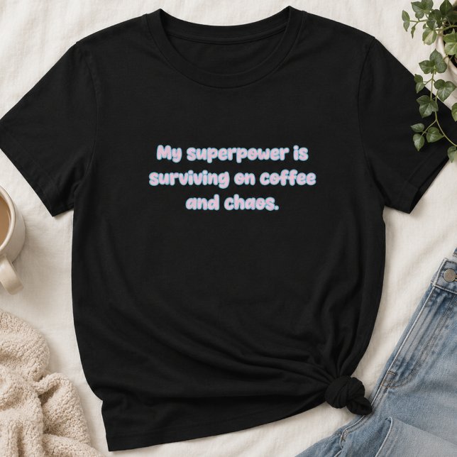 Överleva på kaffe och kaos Superkraft Design T Shirt (Skapare uppladdad)