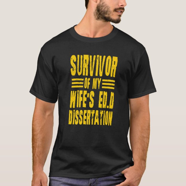 Överlevande från min fru Ed d Dissertation Doktor  T Shirt (Framsida)