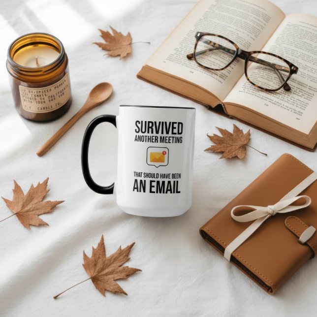 Överlevde ännu ett möte som borde ha varit ett mej mugg (Primary product shot of the savage ‘Survived Another Meeting That Should Have Been An Email’ mug )