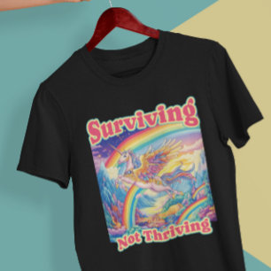 Överlever men frodas inte – regnbågs enhörningströ t shirt
