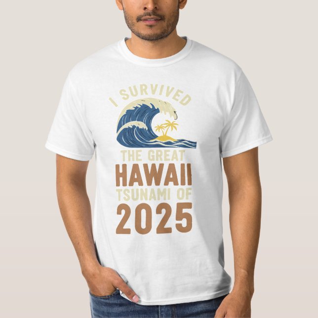 Överlevt Hawaii Tsunami 2025 Beach Vacation Tee (Framsida)