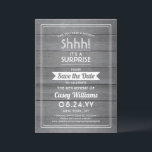 Överraska Pension Party Rustic Grått Faux Wood Spara Datumet<br><div class="desc">Kan du behålla en hemlighet? Kolleger, medarbetare, familj och vänner i inbjudan till en elegant och spännande överraskning pension firande med anpassningsbar grått-trä sparar datuminbjudningar. Alla formuleringar i den här mallen är enkla att anpassa, inklusive meddelandet "Shhh!! "Det är en SURPRISE." Utformningen har en modern, randig vit gräns på en...</div>