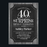 Överraskad 40:e födelsedagen Party - vit kalkbräde Inbjudningar<br><div class="desc">Rustic Surprise 40:e födelsedag Firande inbjudan. Elegantens klassutformning i svart,  vitt och grått mönster. Elegantens skriptteckensnitt för funktioner. Meddelande mig om du behöver ytterligare anpassning</div>
