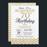 Överraskad 70:e födelsedagsinbjudan till Guld Glit Inbjudningar<br><div class="desc">Överraskad 70:e födelsedagsinbjudan till Guld Glitter Chevron. Svarta och Guld Glitter. Vuxen Birthday. Man eller Women Bday Inbjudan. Om du vill göra ytterligare anpassningar klickar du på knappen "Anpassa" och användor verktyg som är utformat för att ändra mallen.</div>