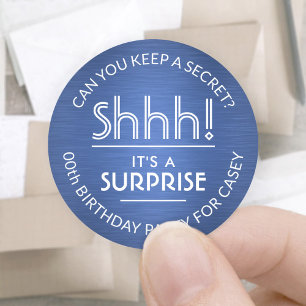 Överraskad Födelsedagsfest Shhh! Blått och vitt Runt Klistermärke